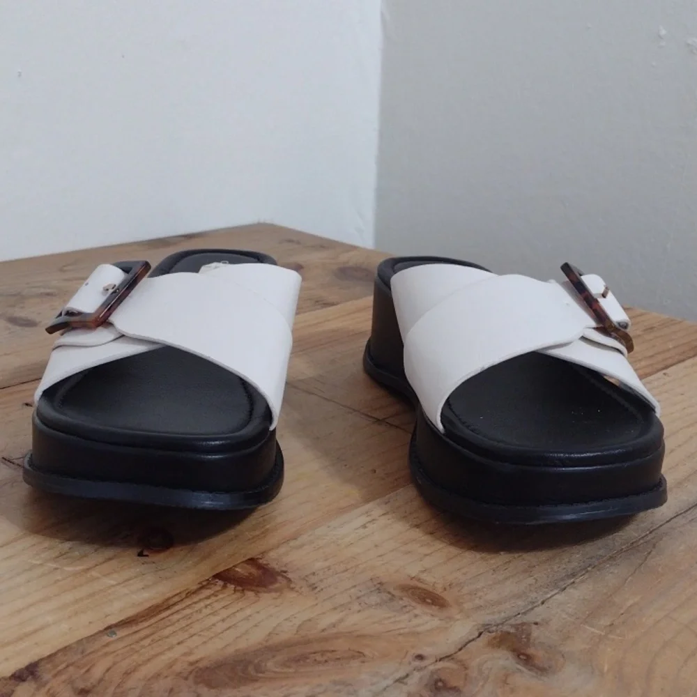 Chinese Laundry Clarke Casual Smooth Sandal in Bone Size 10 NWT